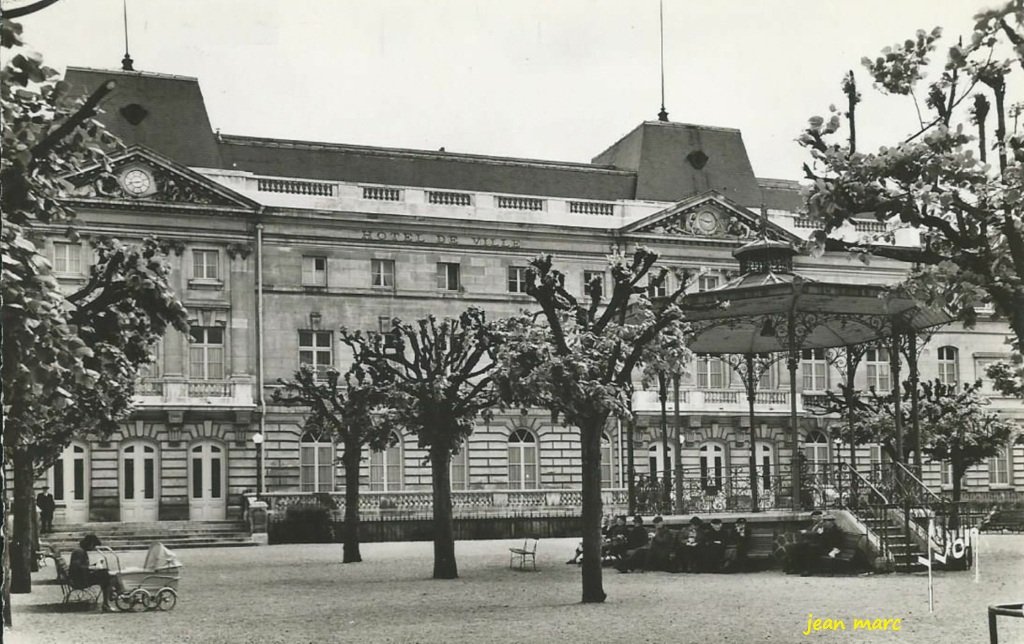 Issy-les-Moulineaux - Façade et Square de l'Hôtel de Ville.jpg