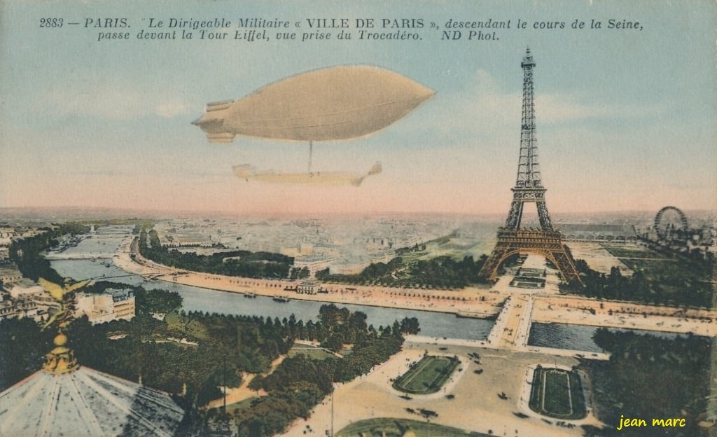 Paris - Le Dirigeable Militaire Ville de Paris descendant le cours de la Seine, passe devant la Tour Eiffel, vue prise du Trocadéro.jpg