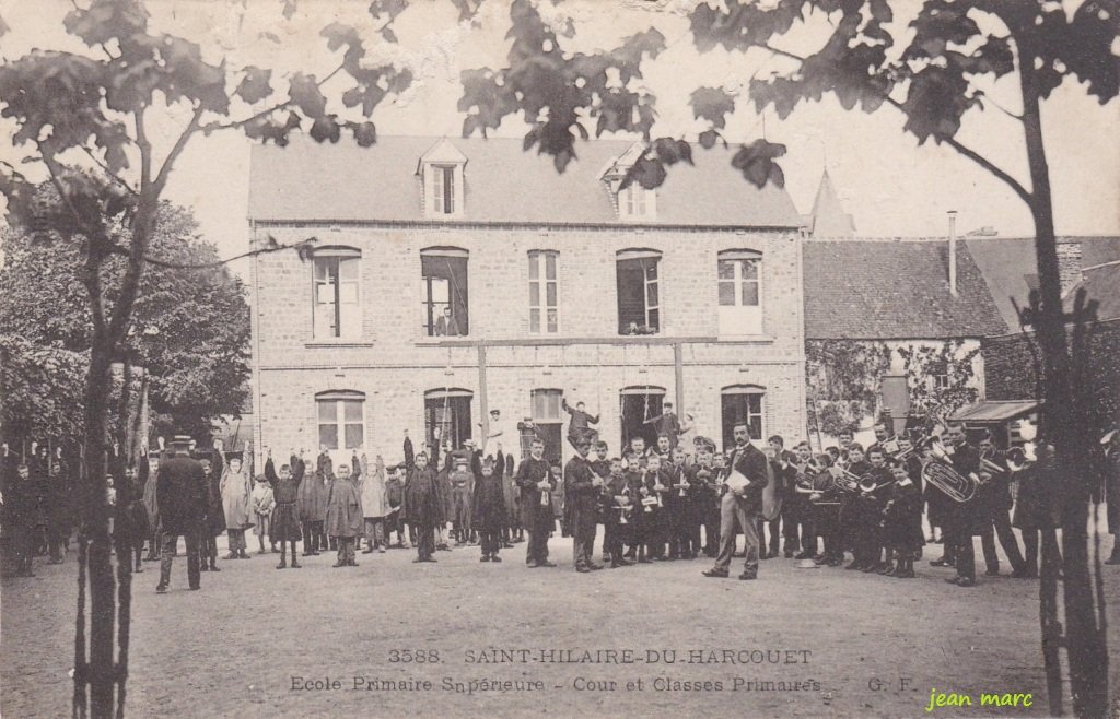 Saint-Hilaire-du-Harcouët – École Primaire Supérieure – Cour et Classes Primaires.jpg