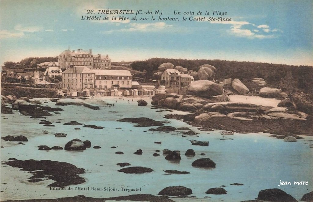 Trégastel - Un coin de la Plage - L'Hôtel de la Mer et, sur la hauteur, le Castel Sainte-Anne.jpg
