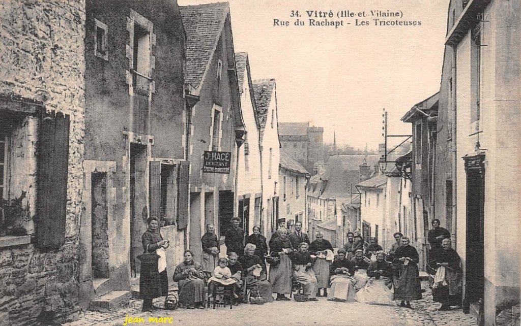 Vitré - La rue du Rachapt - Les Tricoteuses.jpg