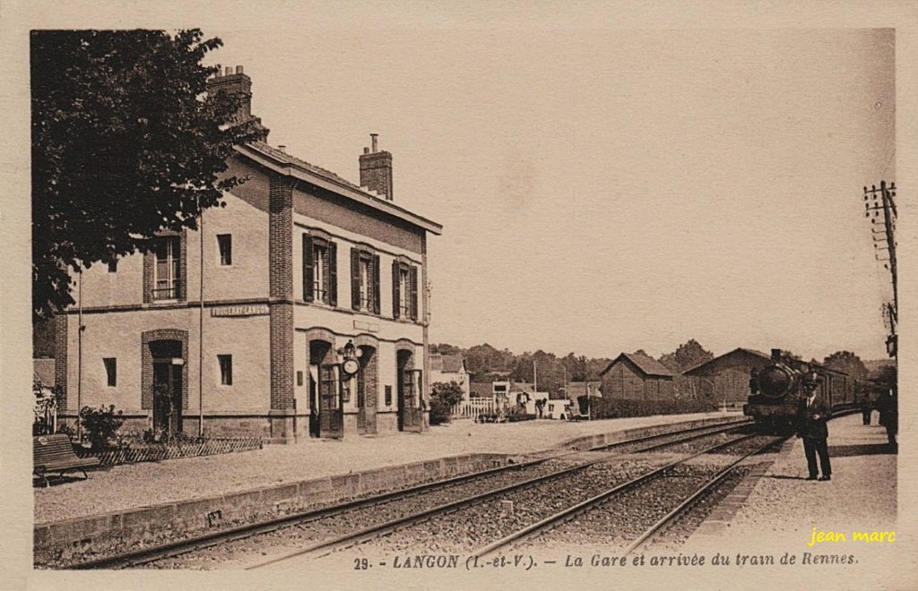 Langon - La Gare et arrivée du train de Rennes.jpg