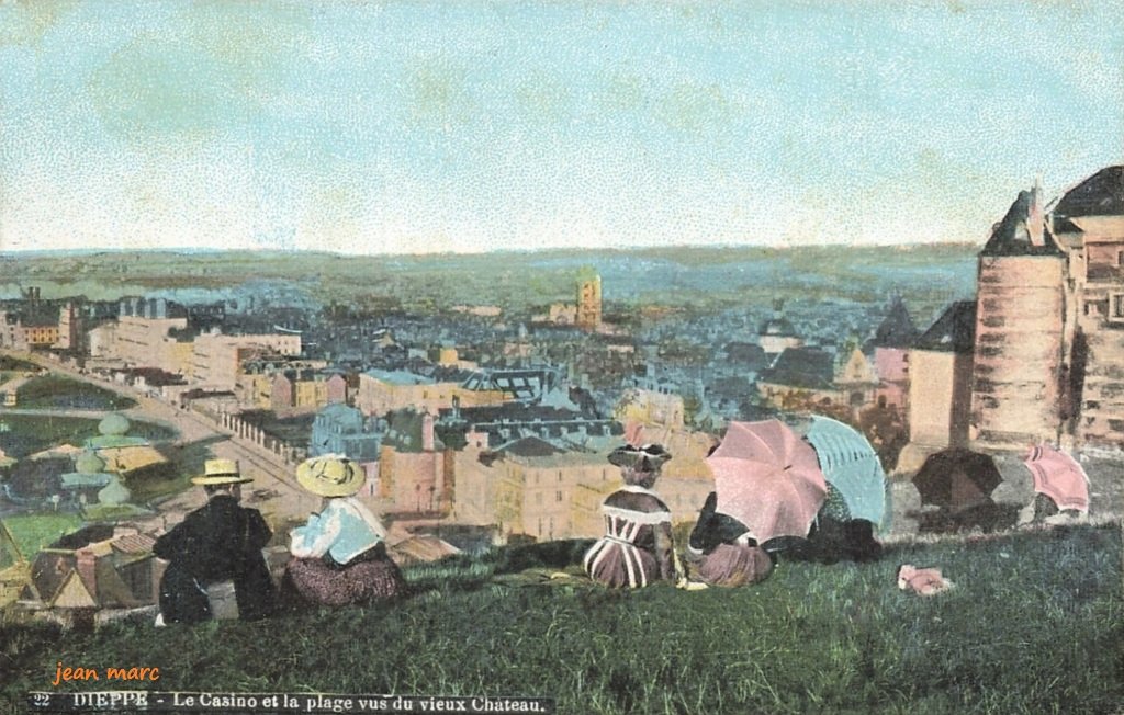 Dieppe - Le Casino et la plage vus du vieux Château.jpg