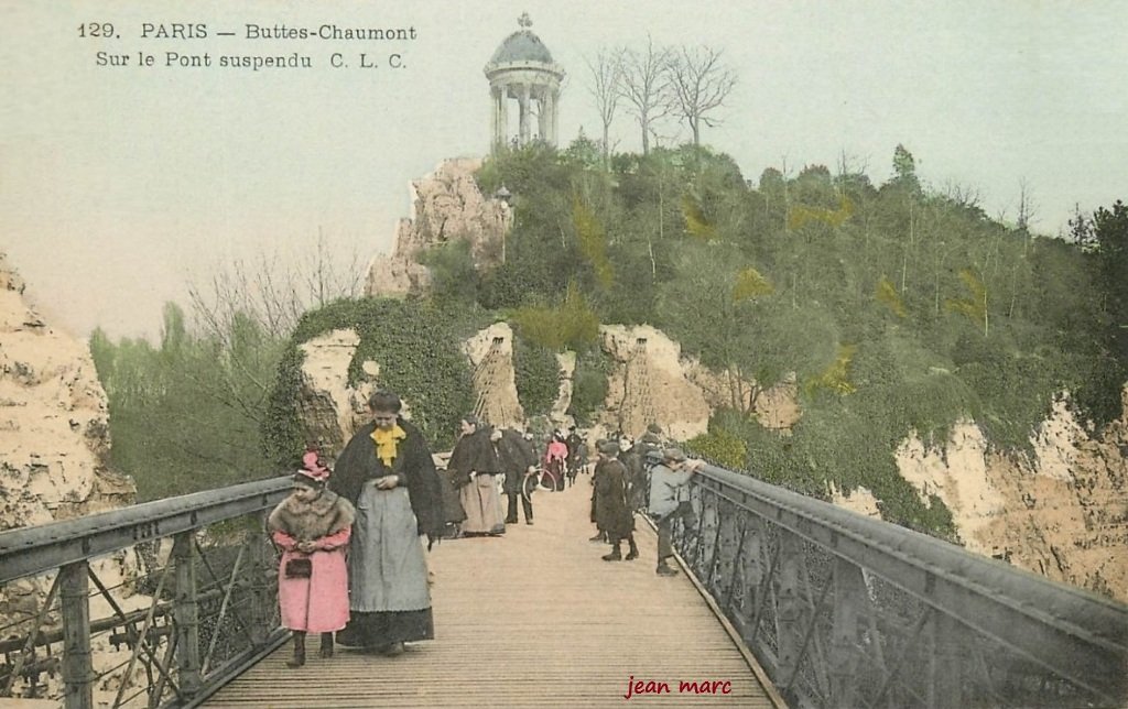 Paris - Buttes Chaumont - Sur le Pont suspendu 129 colorisé.jpg