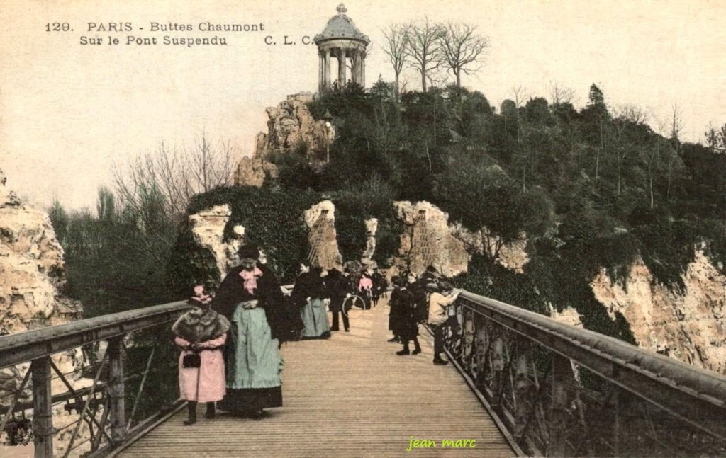 Paris - Buttes Chaumont - Sur le Pont suspendu 129 colorisé (variante).jpg