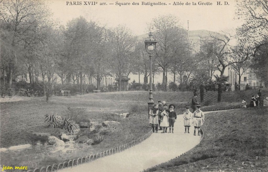 Paris XVIIe - Square des Batignolles - Allée de la Grotte.jpg