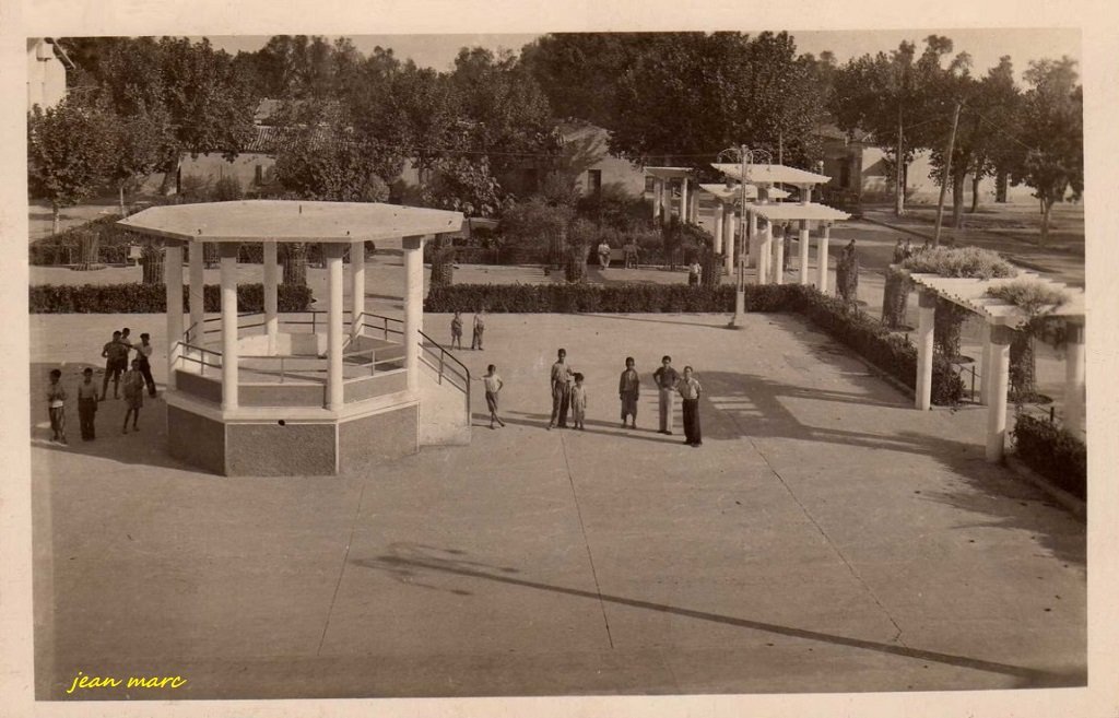 Lamoricière - La Place (Kiosque à musique) (Edition Photo Africaine Alger).jpg