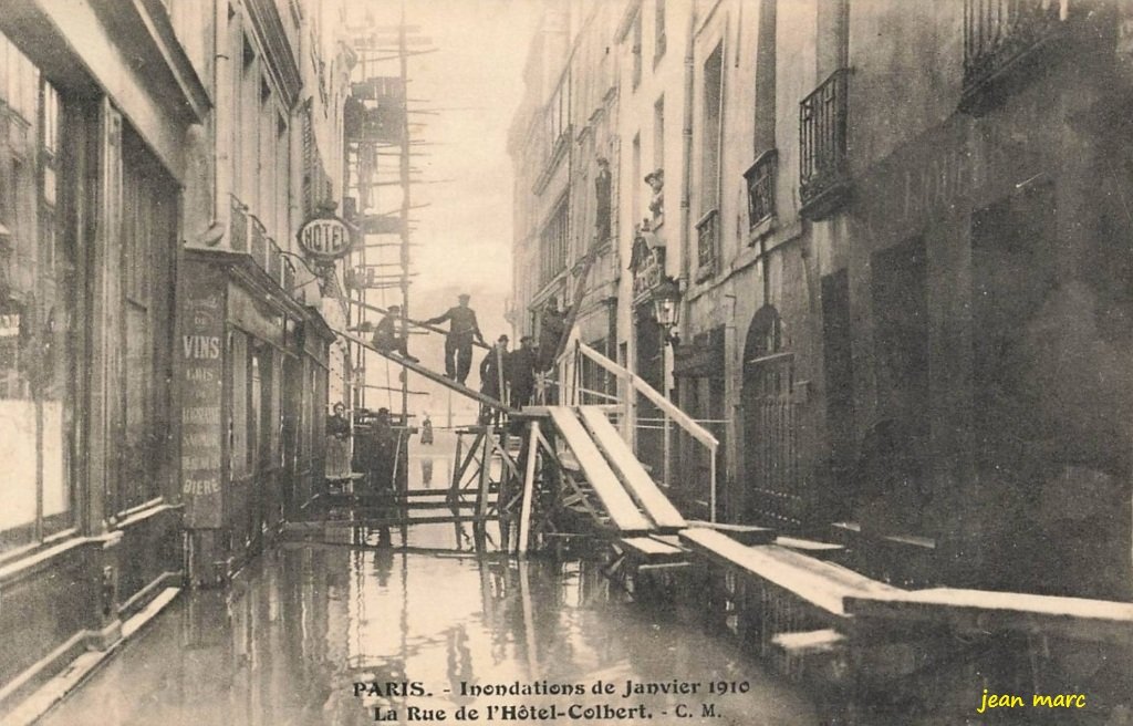 Paris Ve - Inondations de Janvier 1910 - La Rue de l'Hôtel-Colbert C.M..jpg