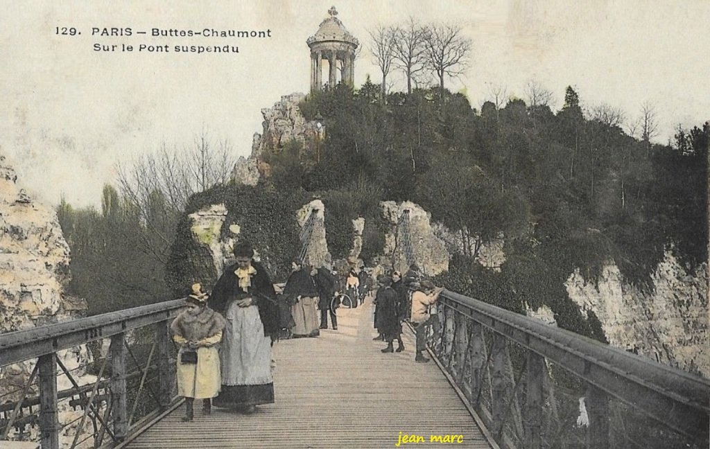 Paris - Buttes Chaumont - Sur le Pont suspendu 129 colorisé (variante coloris).jpg