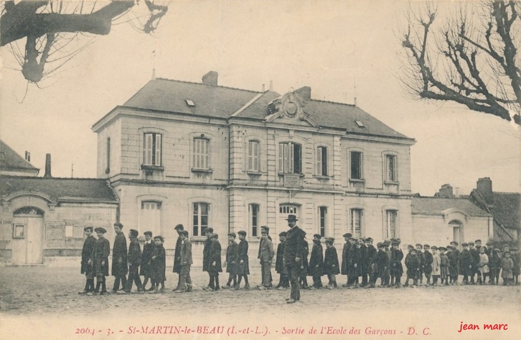 Saint-Martin-le-Beau - Sortie de l'École des Garçons.jpg