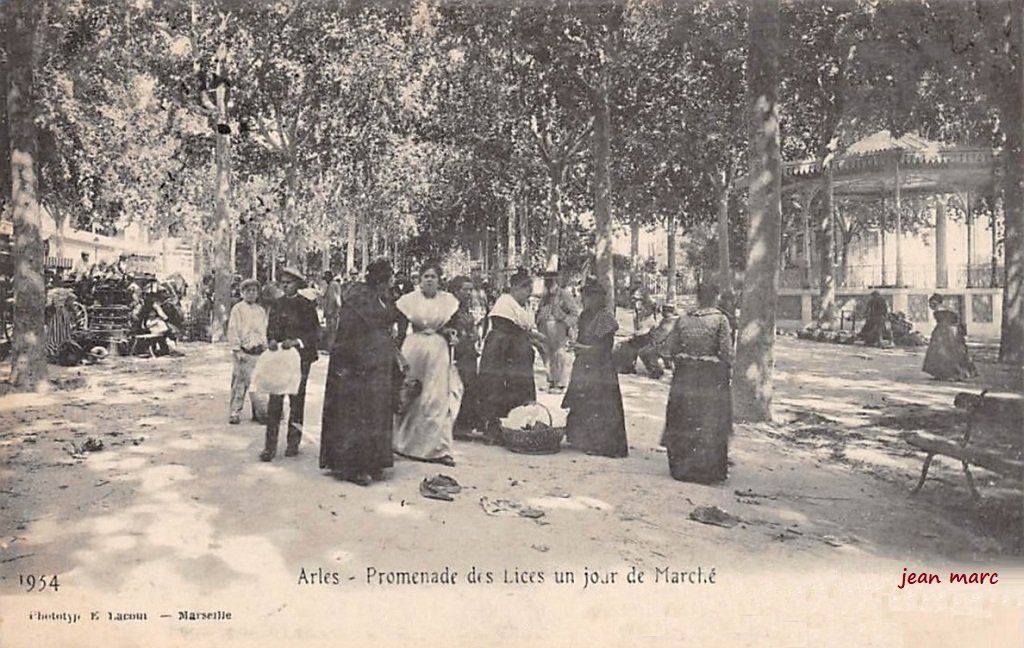 Arles - Promenade des Lices, un jour de marché.jpg