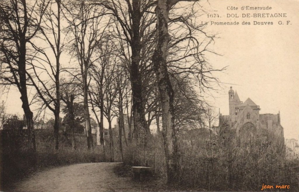 Dol - La Promenade des Douves.jpg