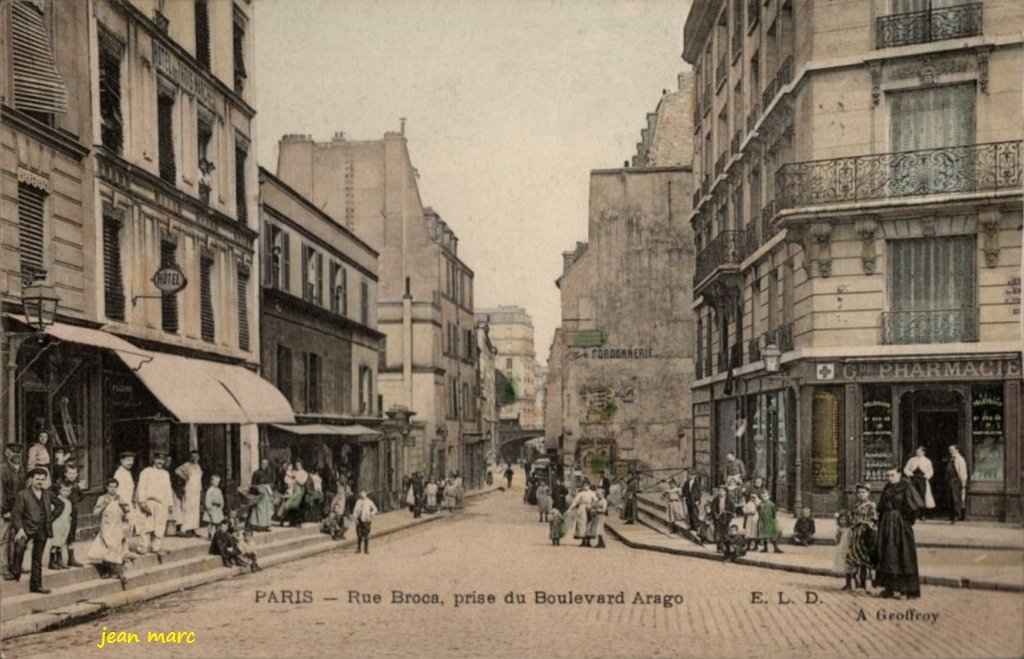 Paris Ve - Rue Broca prise du Boulevard Arago.jpg