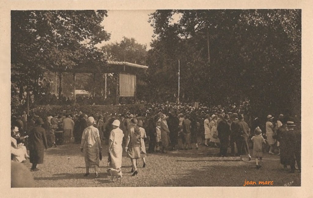 Boulogne-sur-Mer - Le Casino - Concert dans les Jardins.jpg