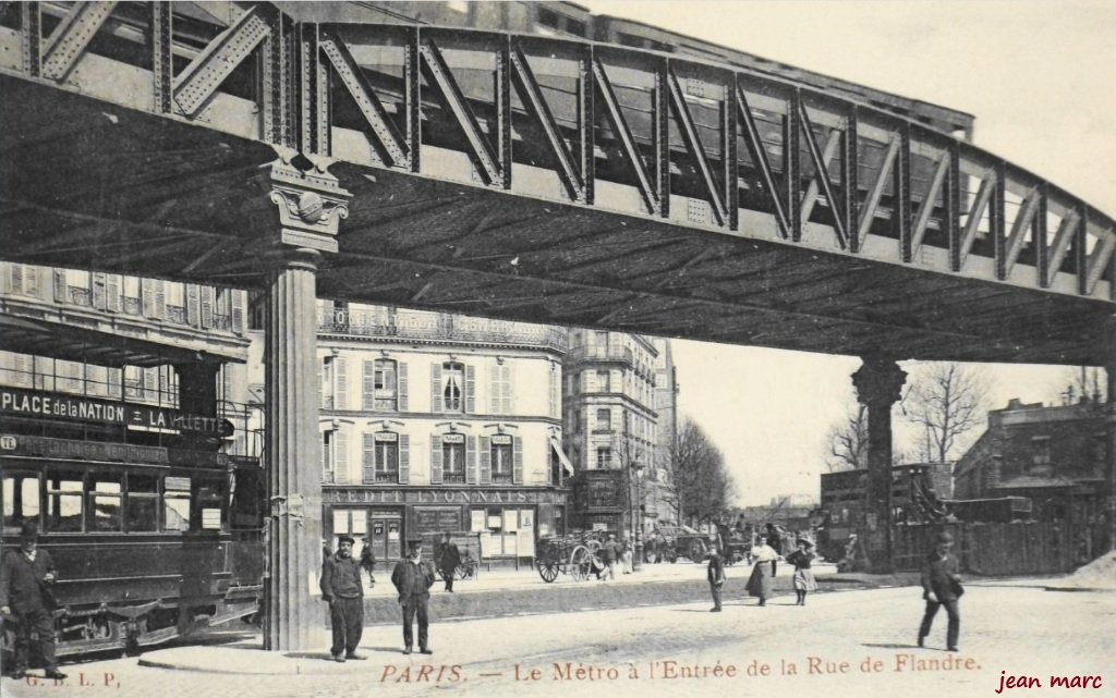 Paris (XIXe arrt) - Le Métro à l'entrée de la Rue de Flandre.jpg
