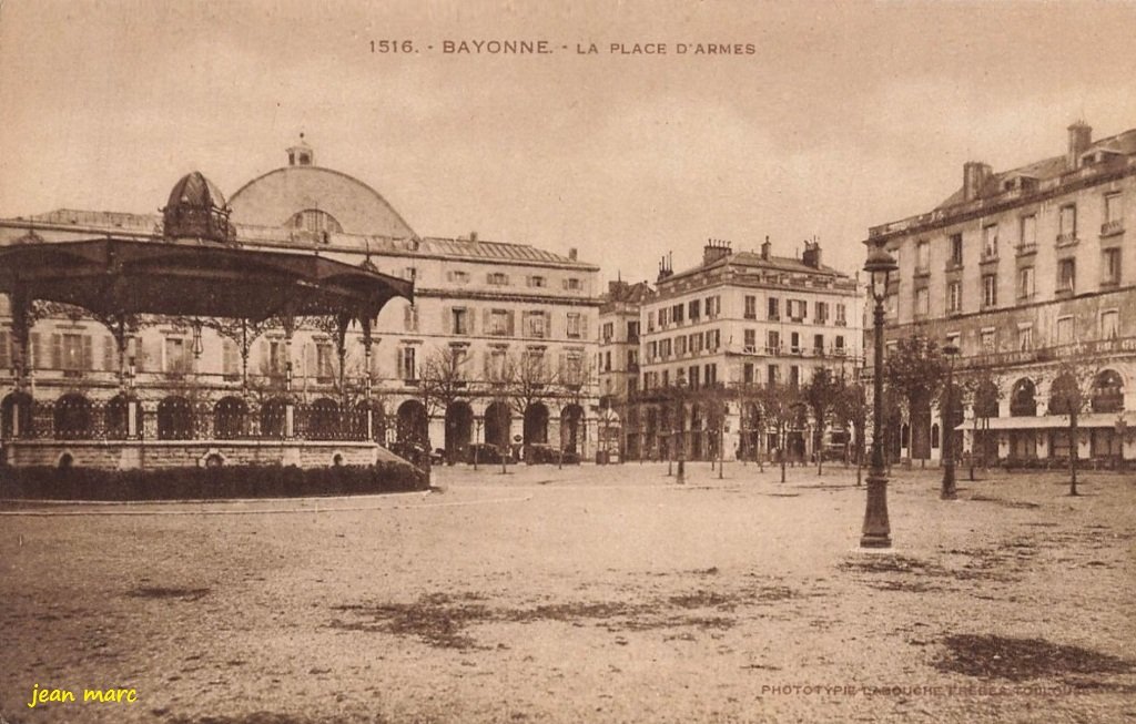 Bayonne - La Place d'Armes.jpg