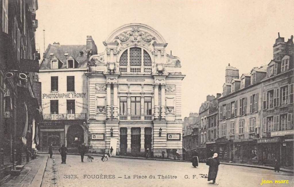 Fougères - La Place du Théâtre.jpg