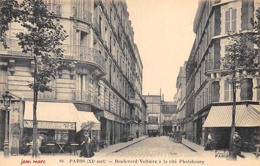 Paris XIe - Boulevard Voltaire à la Cité Phalsbourg.jpg