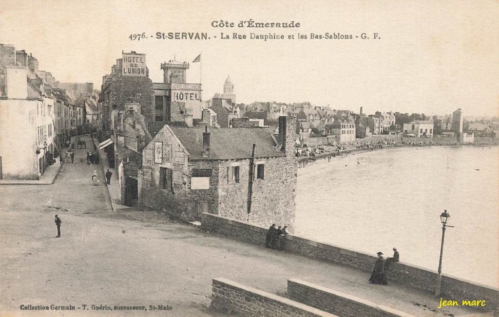 Saint-Servan – La Rue Dauphine et les Bas-Sablons.jpg
