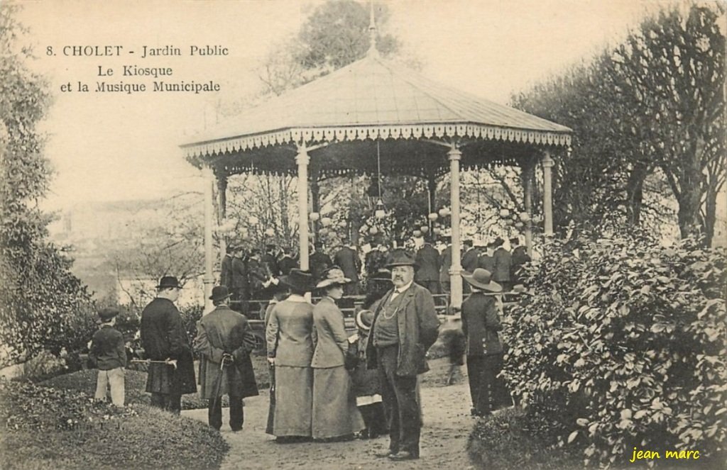 Cholet - Jardin Public - Le Kiosque et la Musique municipale.jpg
