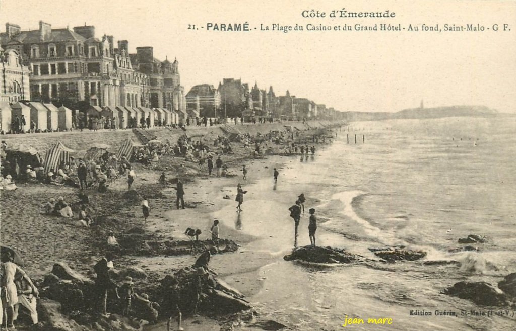 Paramé – La Plage du Casino et du Grand Hôtel – Au fond, Saint-Malo.jpg