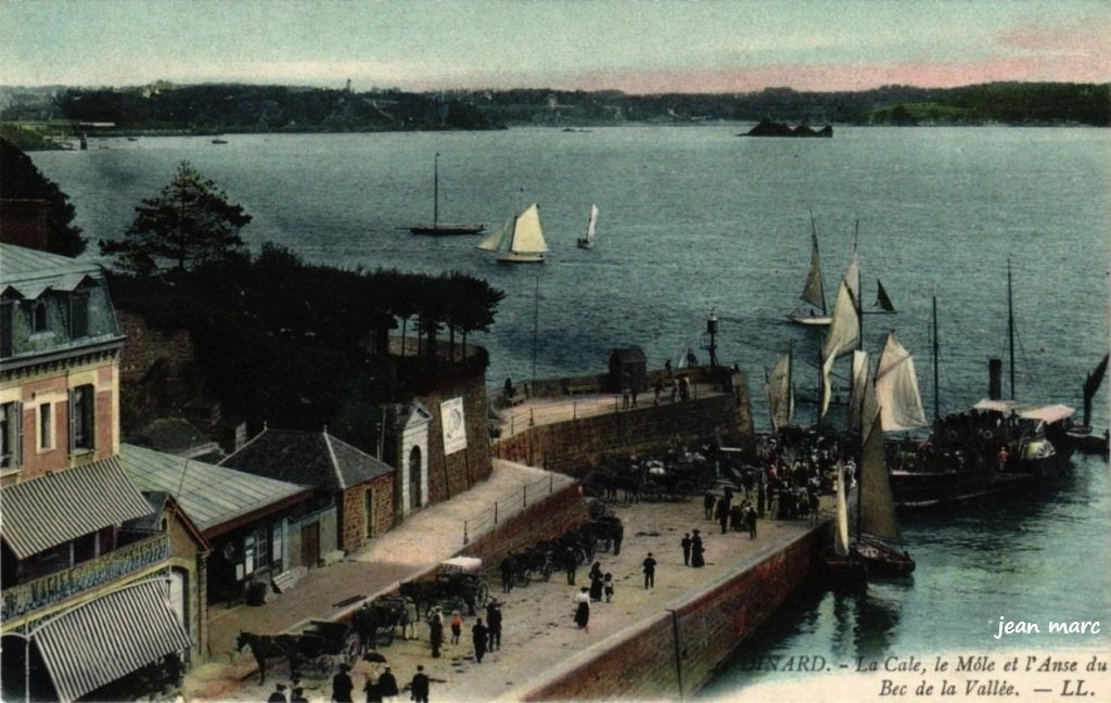 Dinard - La Cale, le Môle et l'Anse du Bec de la Vallée.jpg