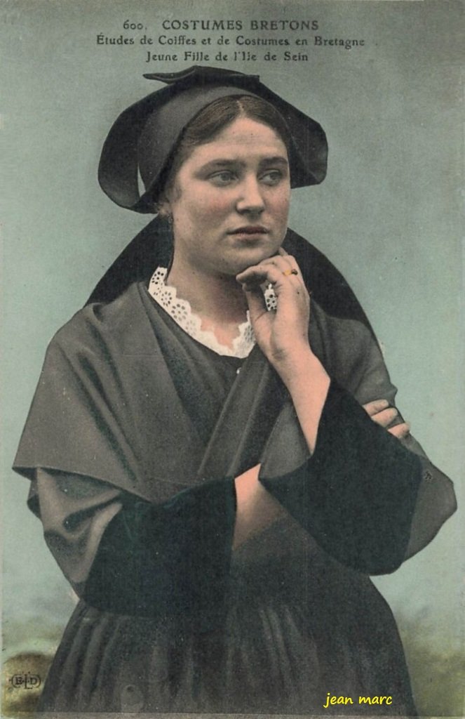 Ile de Sein - Études de Coiffes et de Costumes en Bretagne - Jeune Fille de l'Ile de Sein.jpg
