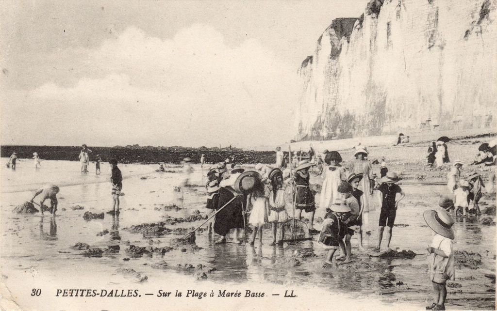 76 - LES PETITES DALLES - 30 - Sur la Plage à Marée Basse - LL - 02-03-26.jpg