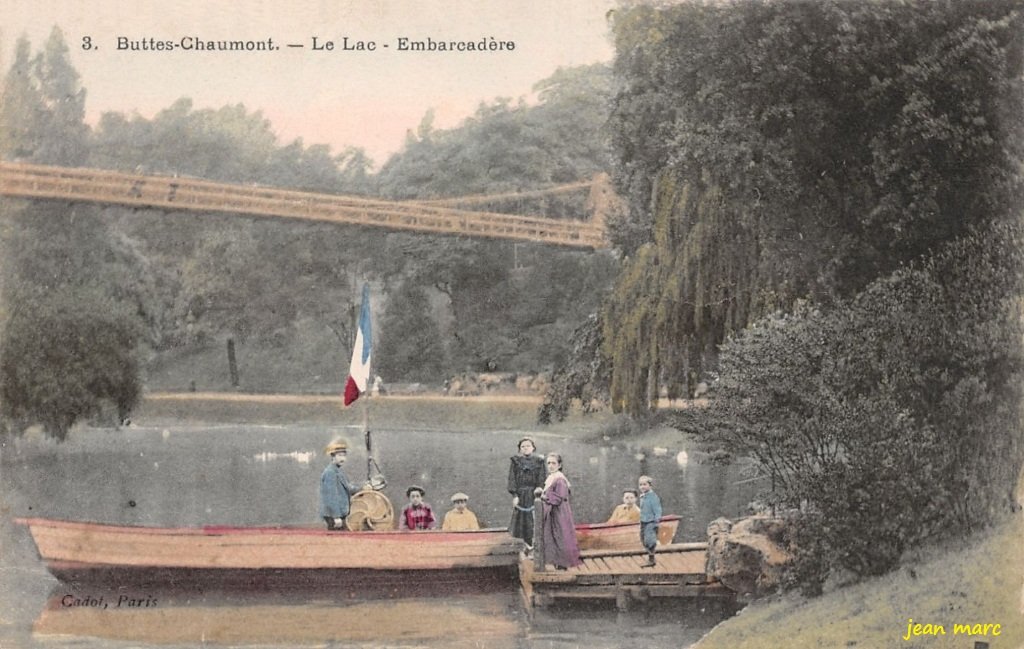 Paris XIXe - Buttes Chaumont - Le Lac - Embarcadère (Cadot colorisée).jpg