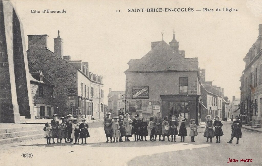 Saint-Brice-en-Coglès - Place de l'Église.jpg