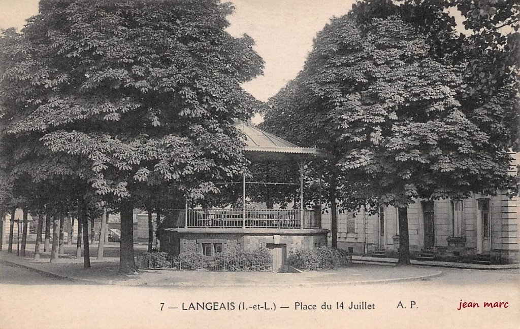 Langeais - Place du 14 juillet.jpg