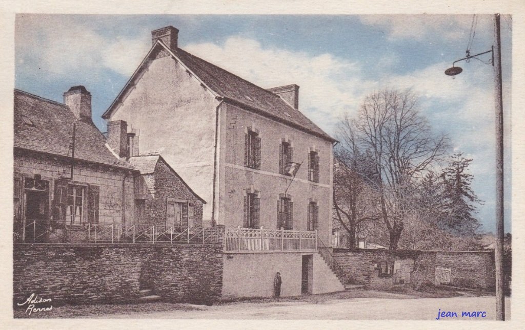 Moulins - La Mairie et l'École de garçons.jpg