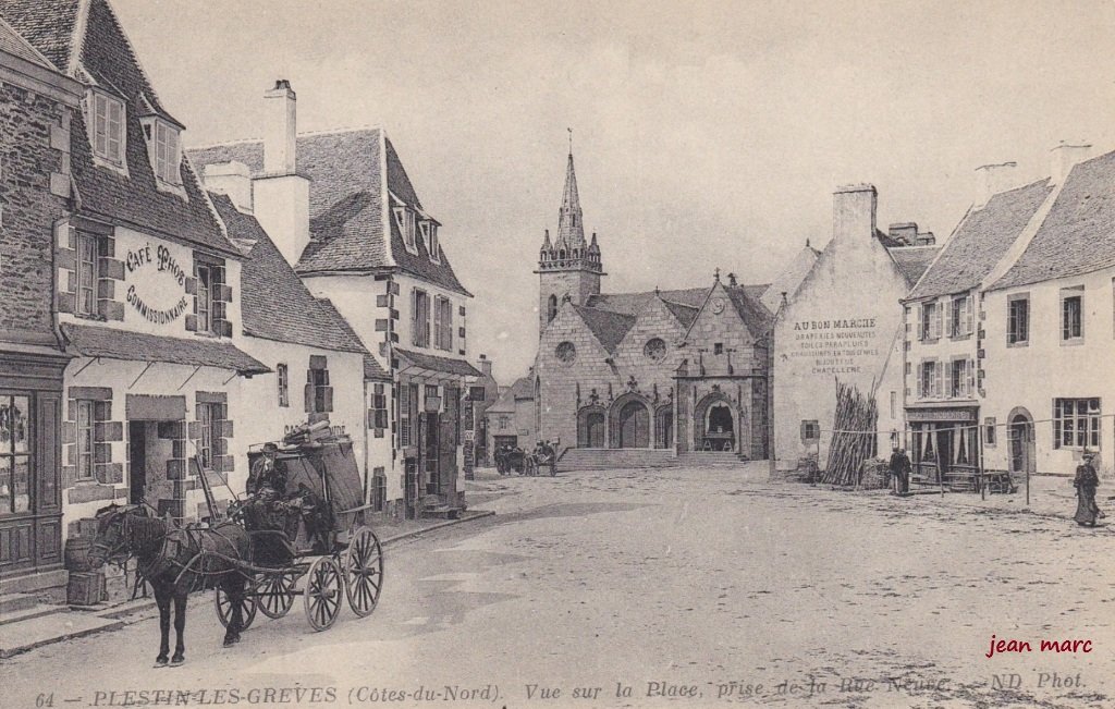 Plestin-en-Grèves - Vue sur la Place, prise de la Rue Neuve.jpg