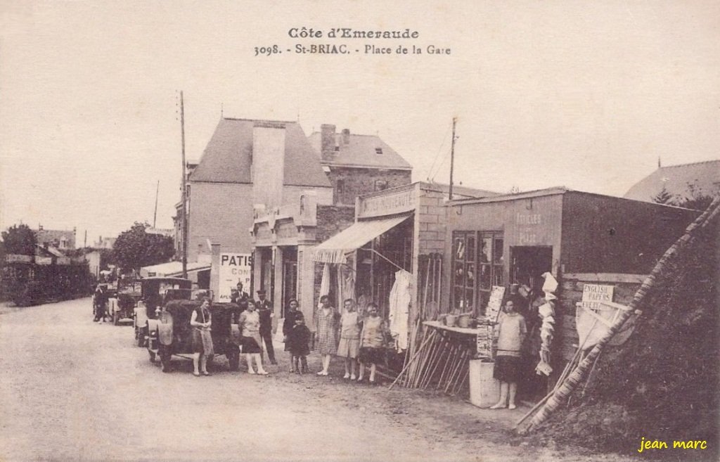 Saint-Briac - La Place de la Gare.jpg
