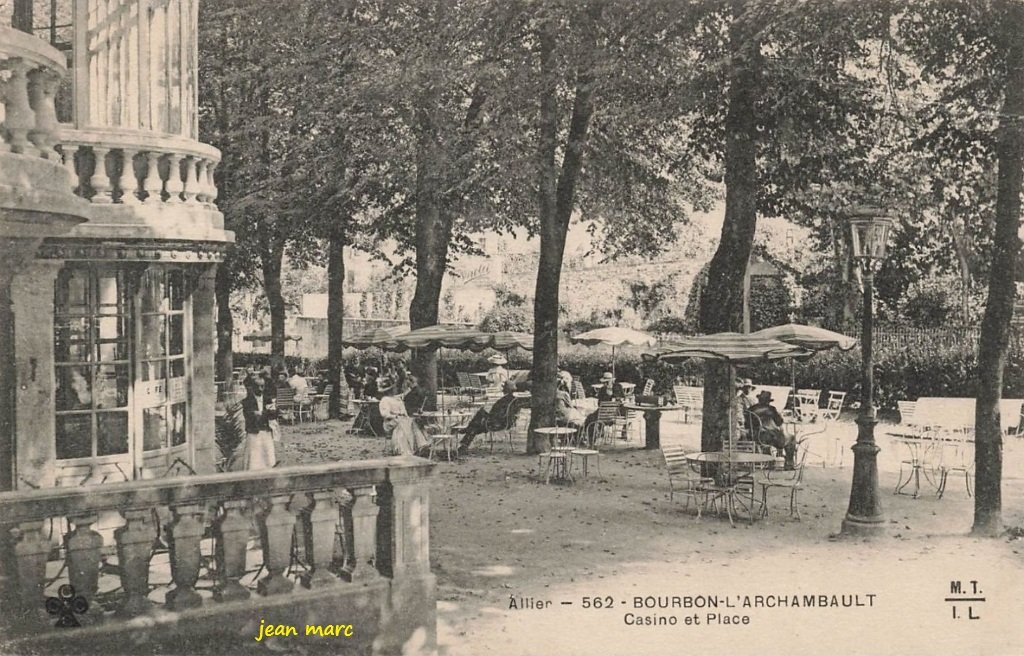 Bourbon-l'Archambault - Casino et Place.jpg