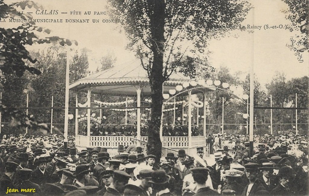 Calais - Fête au Parc Saint-Pierre (jardin Richelieu) - La Musique municipale donnant un Concert.jpg