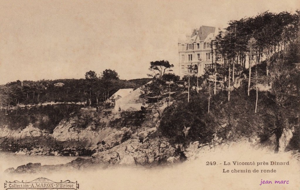 La Vicomté près de Dinard - Le Chemin de Ronde (Castel du Prieuré).jpg