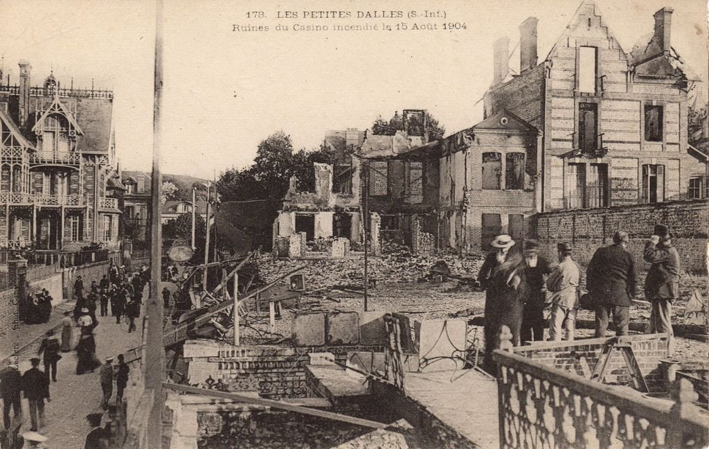 76 - LES PETITES DALLES - 178 -  Ruines du Casino incendié .. - Cliché Leclerc - recto - 22-03-26 (2).jpg
