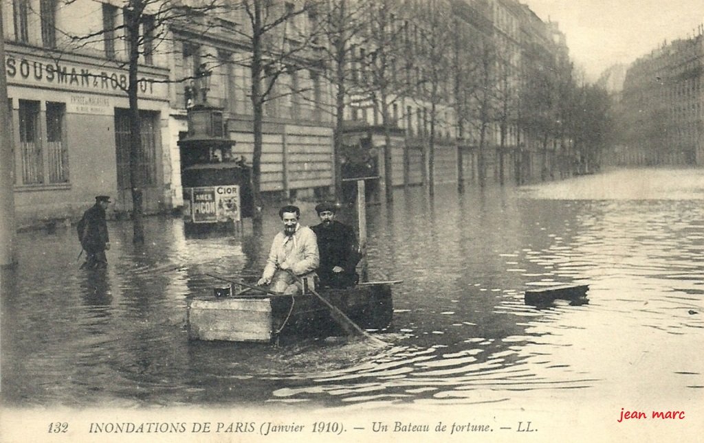 Paris - Inondations de Paris (Janvier 1910) - Un Bateau de fortune.jpg