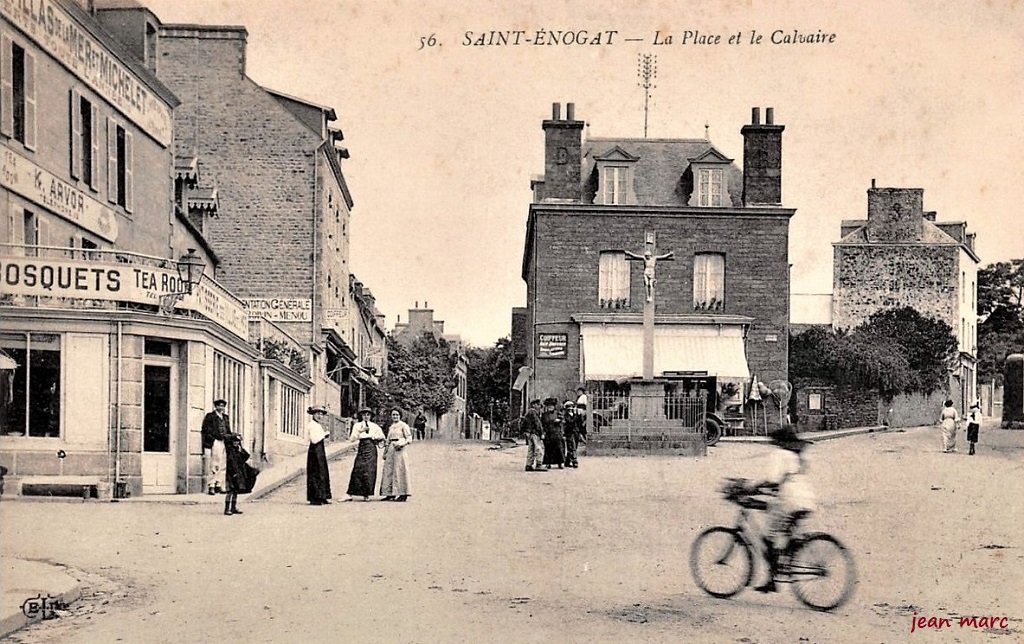 Saint-Enogat - La Place et le Calvaire.jpg