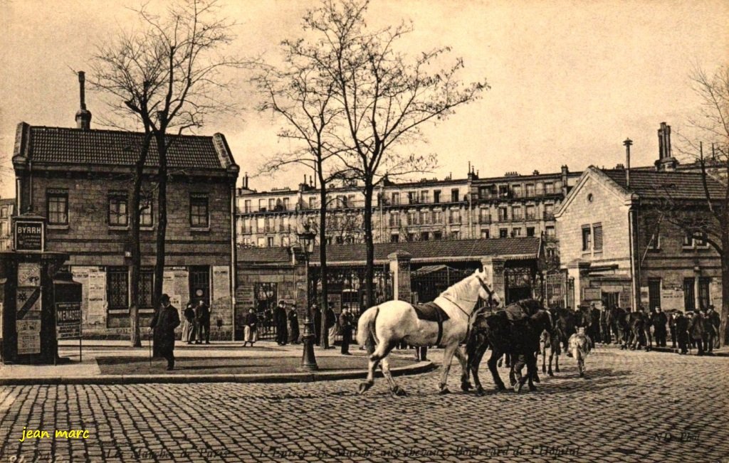 Paris Ve - L'Entrée du Marché aux chevaux, Boulevard de l'Hôpital.jpg