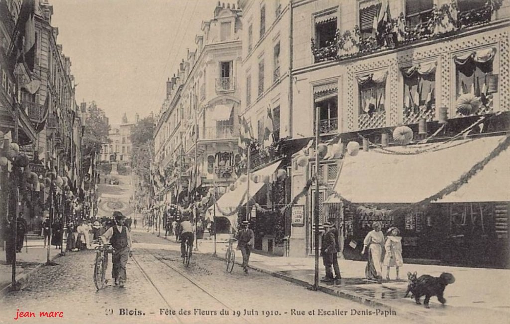 Blois - Fête des Fleurs du 19 juin 1910 - Rue et Escalier Denis-Papin.jpg