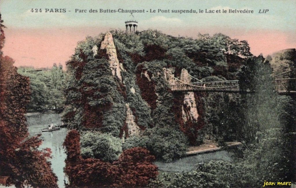 Paris - Buttes Chaumont - Le Pont suspendu, le lac et le Belvédère.jpg