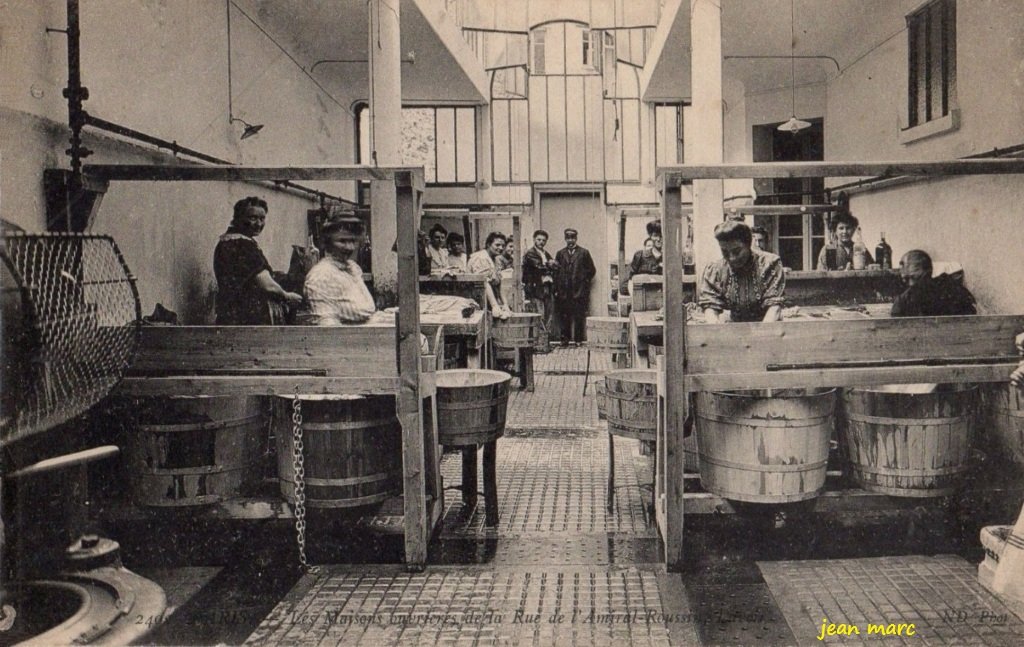 Paris XVe - Les Maisons ouvrières de la rue de l'Amiral Roussin - Lavoir.jpg