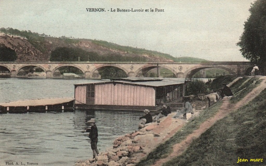 Vernon - Le Bateau-Lavoir et le Pont.jpg