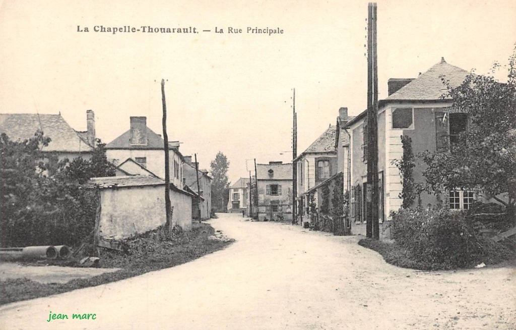 La Chapelle-Thouarault - La rue principale.jpg