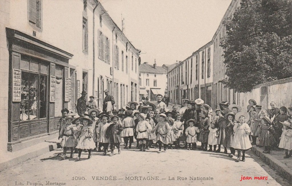 Mortagne - La Rue Nationale (Librairie Poupin).jpg