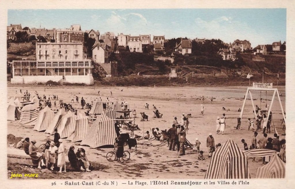 Saint-Cast - La Plage, l'Hôtel Beauséjour et les villas de l'Isle.jpg