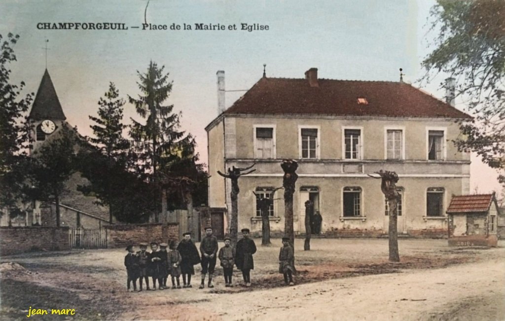 Champforgeuil - Place de la Mairie et Église (Édit. Bourgeois frères, Chalons sur Saône).jpg