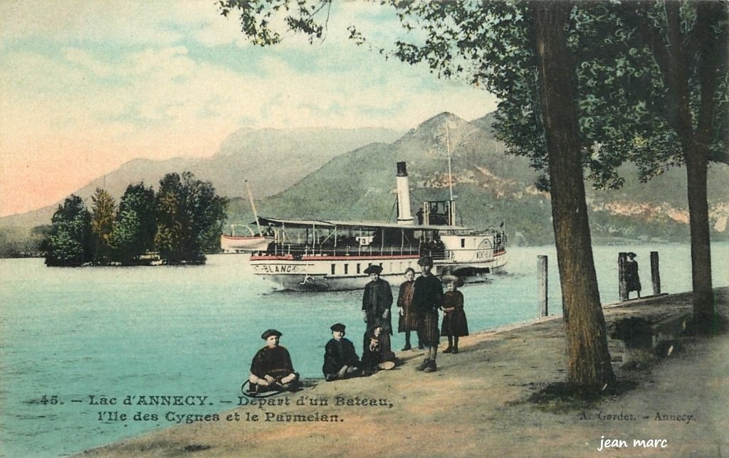 Lac d'Annecy - Départ d'un bateau, l'Ile des Cygnes et le Parmelan.jpg